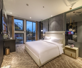 Deluxe Double With Balcony | New Century Đà Lạt 
