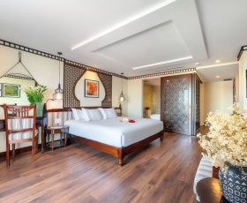 Royal King with Bathtub | Qualia De Hôtel Hội An