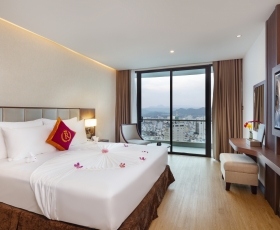 Grand Deluxe Balcony Partial Sea View | Regalia Gold