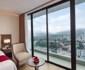 Deluxe Balcony City View | Regalia Gold