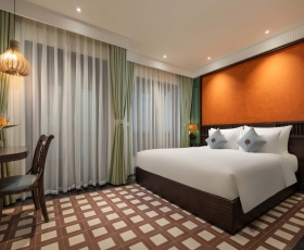 Signature Lantern Room 