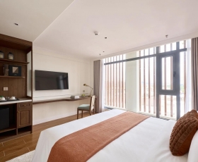 Deluxe With Window